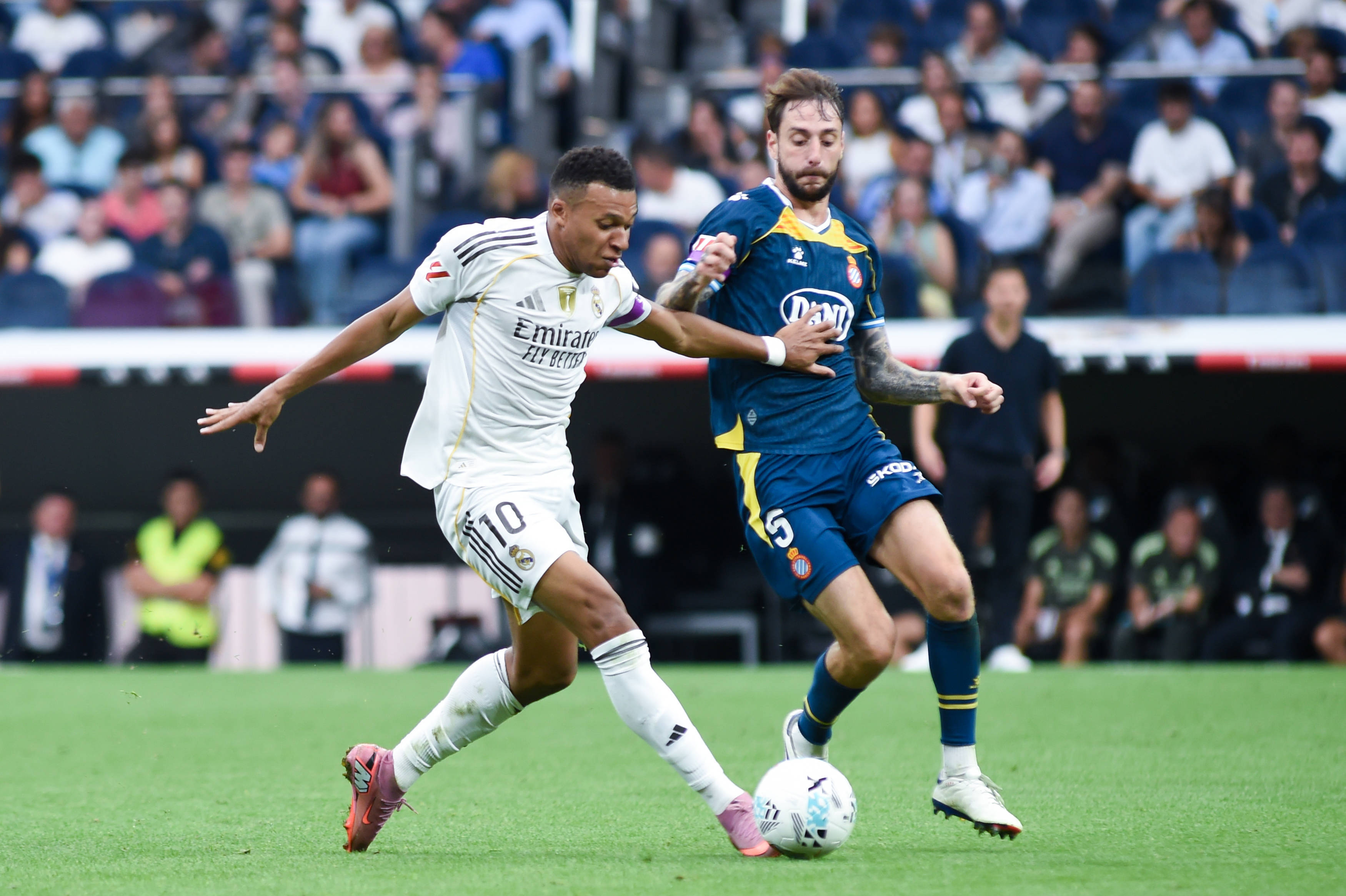 皇马主场大胜阿拉维斯，稳固积分榜前列(周五008 04点 皇马对阵阿拉维斯 预测)