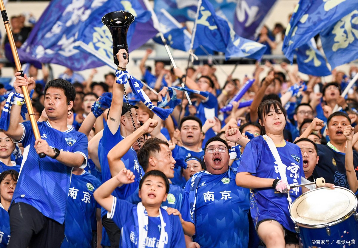 关于球队夺冠后队员狂欢不止，庆功宴上尽情狂欢的信息